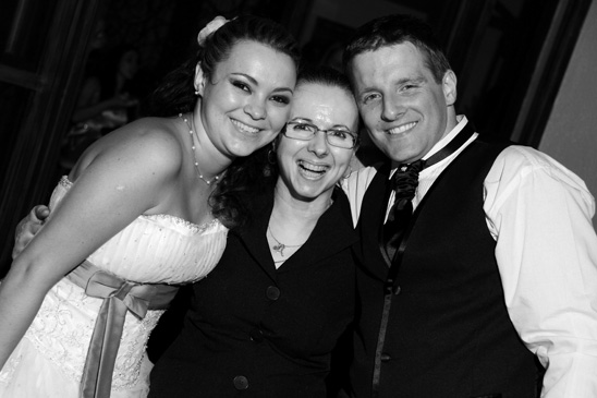 Rosana e casal de noivos